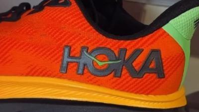 Zľava 25 % na topánky značky HOKA.